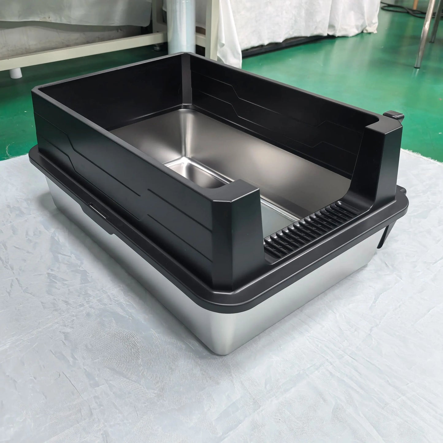 cat litter box: side angle (CellosPets)
